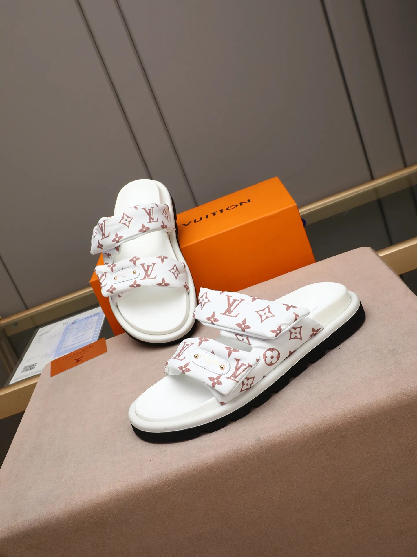 PP360 [LOUIS VUITTON] Louis Vuitton, LV printing, men's and women's slippers are on the market. The drawer box packaging comes with a cloth bag and a card. The upper pattern looks very soft and waxy, and it is a super versatile leg slimming tool. Fabric: imported denim/canvas/old fabric, LV hardware LOGO, official website pattern printing, comfortable to wear, feet: high-elastic PU water table. Sole: foam sole, heel height: about 5cm. Code number: 35-46, 35, 45, 46 are custom-made and non-returnable. Color: multiple colors and styles available.
